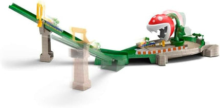 Hot Wheels Mario Kart Piranha Plant Track Playset with Gravity Launcher, Attaching Plant and Yoshi Kart Vehicle