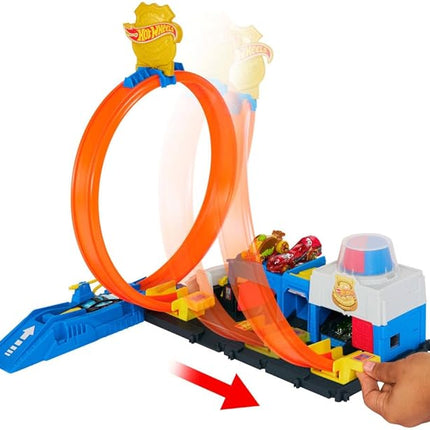 Hot Wheels Toy Car Track Set, Super Police Station Playset with 1:64 Scale Die-Cast Vehicle, Adjustable Loop for Multiple Ways to Race & Stunt