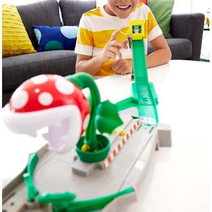 Hot Wheels Mario Kart Piranha Plant Track Playset with Gravity Launcher, Attaching Plant and Yoshi Kart Vehicle