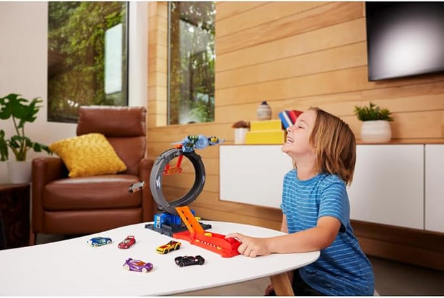 Hot Wheels City Toy Car Track Set, Bat Loop Attack with Adjustable Loop & Launcher, 1:64 Scale Vehicle, Connects to Other Sets