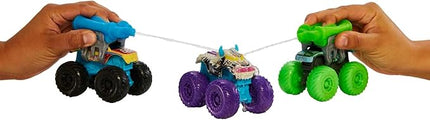 Hot Wheels Toy Monster Trucks, Color Reveal 1:64 Scale Vehicle with Clip-On Water Tank, Dunk in Water for Surprise (Styles May Vary)