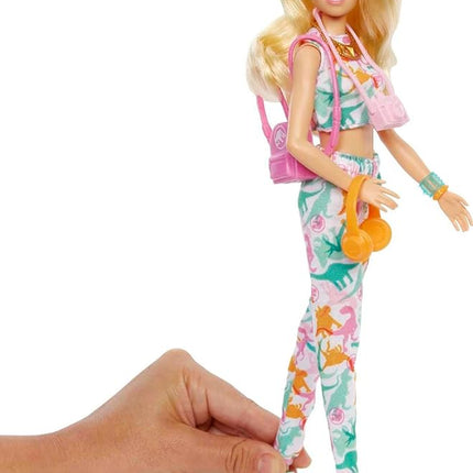 Barbie Fashion Pack of Doll Clothes Inspired by Jurassic World, Collectible Set Includes Crop Top & Jogger Pants with Dinosaur Print & 8 Accessories