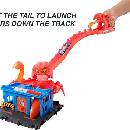 Hot Wheels Toy Car Track Set City Scorpion Flex Attack & 1:64 Scale Police Vehicle, Bendable Tail Extends 2.6 Ft., Connects to Other Sets