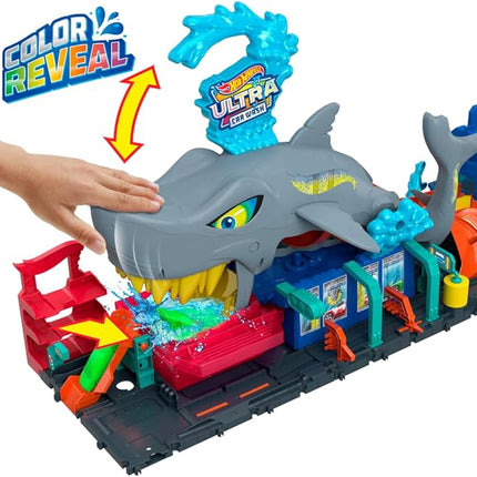Hot Wheels City Track Set, Ultra Shark Car Wash with 1:64 Scale Color Reveal Toy Vehicle, Repeat Color-Change Feature, Storage