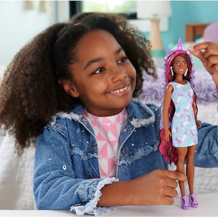 Barbie Fun & Fancy Doll & Accessories Set, Fashion Doll with Extra-Long Color-Streaked Blonde Hair, Clothes & Styling Pieces