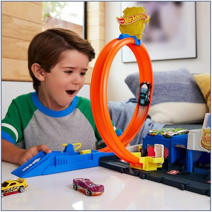 Hot Wheels Toy Car Track Set, Super Police Station Playset with 1:64 Scale Die-Cast Vehicle, Adjustable Loop for Multiple Ways to Race & Stunt