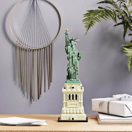 LEGO Architecture Statue of Liberty 21042 Model Building Set - Collectible New York City Souvenir, Creative Home Décor or Office Centerpiece, Great Gift Idea for Adults and Teens