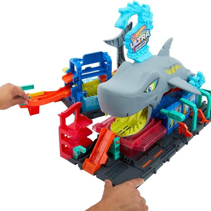 Hot Wheels City Track Set, Ultra Shark Car Wash with 1:64 Scale Color Reveal Toy Vehicle, Repeat Color-Change Feature, Storage