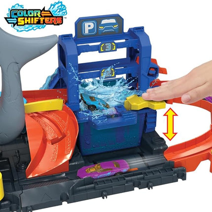 Hot Wheels City Track Set, Ultra Shark Car Wash with 1:64 Scale Color Reveal Toy Vehicle, Repeat Color-Change Feature, Storage