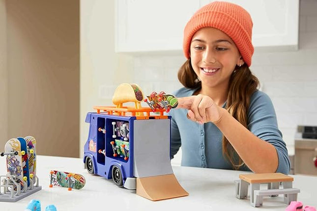 Hot Wheels Skate Taco Truck Play Case, Portable Fingerboard Skatepark Playset for Kids, 1 Exclusive Board, 1 Pair of Removable Skate Shoes & Storage