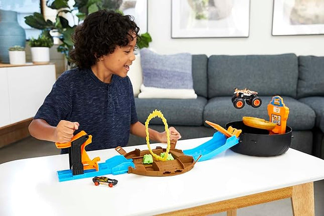 Hot Wheels Toy Monster Trucks Playset, Tire-Shaped Case Transforms into Race Course, 3 Trucks & 4 Cars in 1:64 Scale, Stunt Tire (Amazon Exclusive)