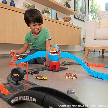 Hot Wheels City Wreck & Ride Gorilla Attack with 1 Car, Connects to Other Sets, Gas Station-Themed Set, Gift for Kids 4 to 8 Years Old