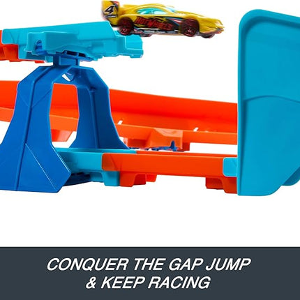 Hot Wheels Toy Car Track Set, Deluxe Building Box with Motorized Booster, 1:64 Scale Vehicle, Speed Snap Track, Boosted Jump Speedway