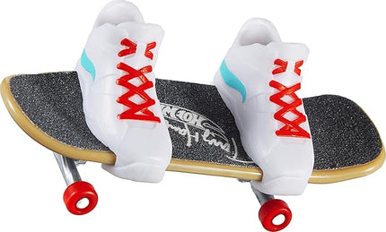 Hot Wheels Skate Tony Hawk Fingerboard & Removable Skate Shoes Multipack, 4 Boards, 2 Pairs of Shoes, 1 Exclusive Set (Styles May Vary)