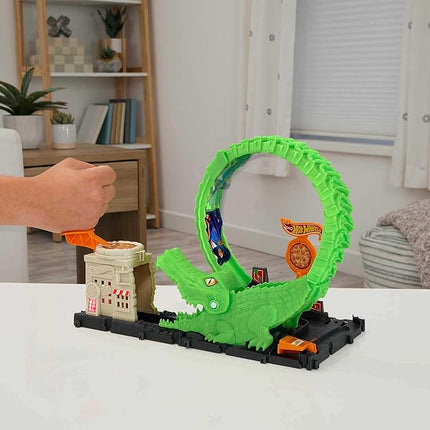 Hot Wheels Toy Car Track Set Gator Loop Attack Playset in Pizza Place with 1:64 Scale Car, Connects to Other Sets