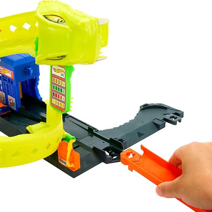Hot Wheels Toy Car Track Set, Snake Gas Station Playset with 1:64 Scale Die-Cast Vehicle, 2 Ways to Play, Corkscrew Loop & Speed Snap Track