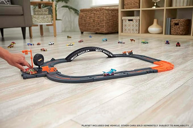 Hot Wheels City Track Pack, 10 Piece Set Includes Track Base & Various Track Pieces to Build a Cityscape, with 1 Hot Wheels Car, Connects to Other Sets, Gift for Kids 4 Years & Up