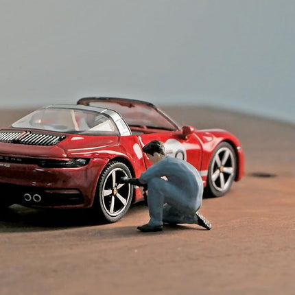 1:64 Scale Mini Model Trains Architectural Plastic People Figure, Squatting Photography Man, Brown