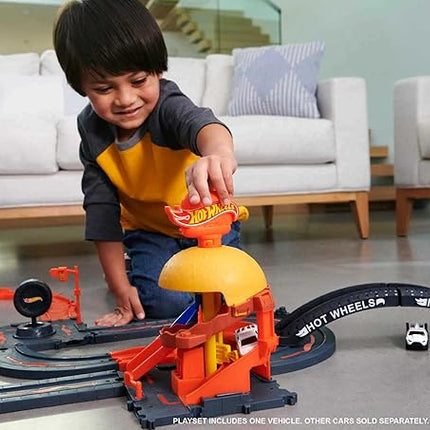 Hot Wheels City Burger Drive-Thru Playset with 1 Vehicle, Connects to Other Playsets & Tracks, Gift for Kids Ages 4 to 8 Years Old