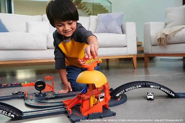 Hot Wheels City Burger Drive-Thru Playset with 1 Vehicle, Connects to Other Playsets & Tracks, Gift for Kids Ages 4 to 8 Years Old