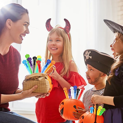 200PCS Halloween Party Favor, Halloween Bubble Wands for Kids, Halloween Trick or Treat Toys, Goodies Bag Fillers, Pinata Fillers, Mini Bubble Wands for Party Supplies