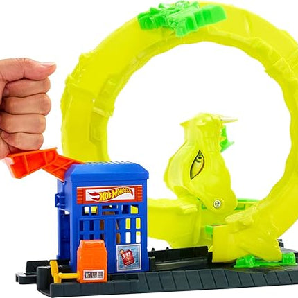 Hot Wheels Toy Car Track Set, Snake Gas Station Playset with 1:64 Scale Die-Cast Vehicle, 2 Ways to Play, Corkscrew Loop & Speed Snap Track