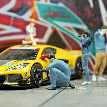 1:64 Scale Mini Model Trains Architectural Plastic People Figure, Squatting Photography Man, Brown