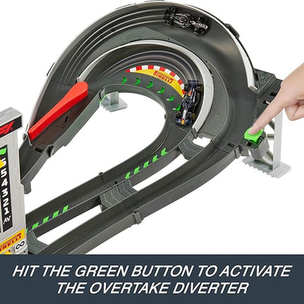 Hot Wheels Toy Car Track Set, Formula 1 Grand Prix Circuit Track Set with 3 1:64 Scale Die-Cast Toy Cars, Two Modes of Racing with a Motorized Booster