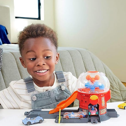 Hot Wheels Toy Car Track Set, Gumball Machine Playset with 1:64 Scale Die-Cast Donut-Shaped Vehicle & Speed Snap Track, Downtown City Candy Shop