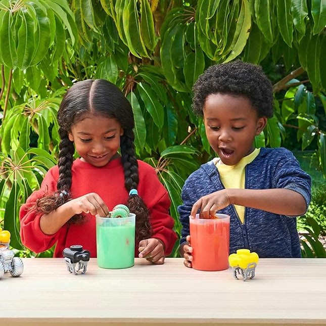 Hot Wheels Toy Monster Trucks, Color Reveal 1:64 Scale Vehicle with Clip-On Water Tank, Dunk in Water for Surprise (Styles May Vary)