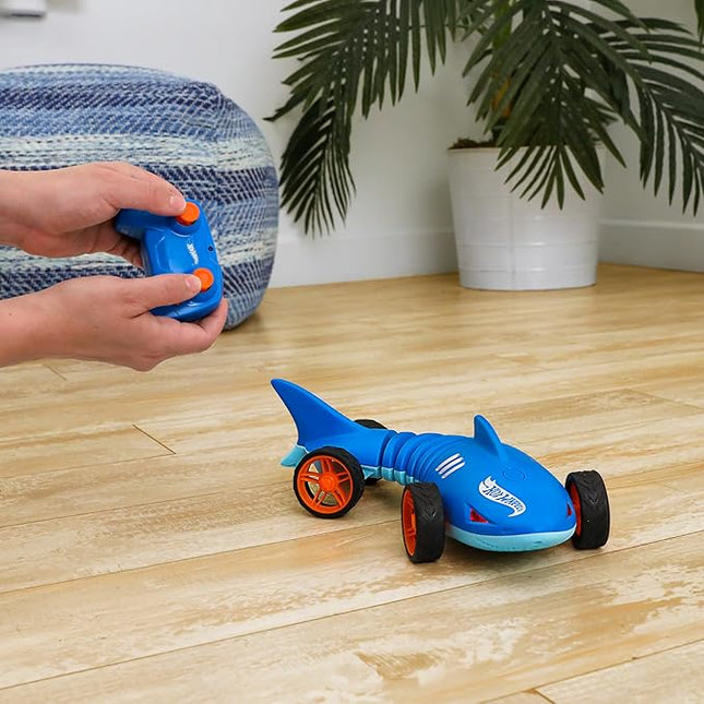 Hot Wheels RC 1:15 Scale Shark Speeder, Remote-Control Vehicle That Bends, Turns & Slides Like a Mutant Machine, Features Lights & Sounds