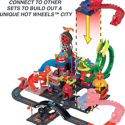 Hot Wheels Toy Car Track Set City Scorpion Flex Attack & 1:64 Scale Police Vehicle, Bendable Tail Extends 2.6 Ft., Connects to Other Sets