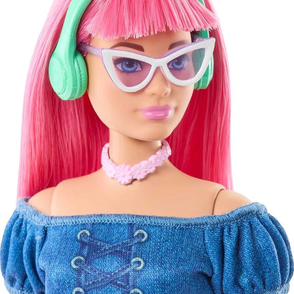 Barbie Mysteries: Beach Detectives Daisy Doll Wearing Signature Removeable Outfit with Storytelling Accessories, Including Pet Kitten
