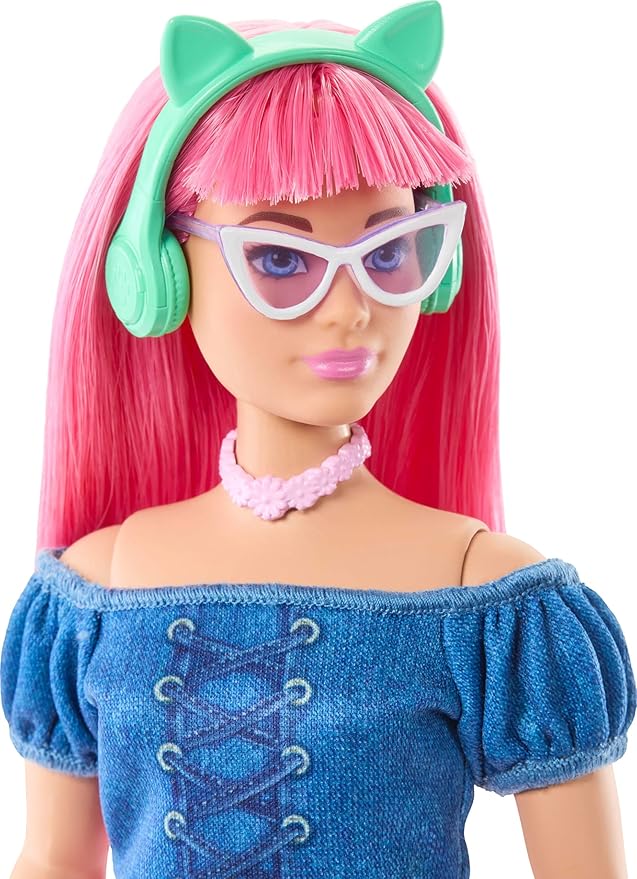 Barbie Mysteries: Beach Detectives Daisy Doll Wearing Signature Removeable Outfit with Storytelling Accessories, Including Pet Kitten
