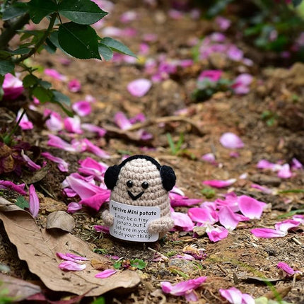 1 Pcs Positive Mini Funny Potato Holding Card Crochet Easter Birthday Christmas Mom Dad Sister Friend Wife Husband Colleauge College Students Coworkes Cheer Up Gift Decor