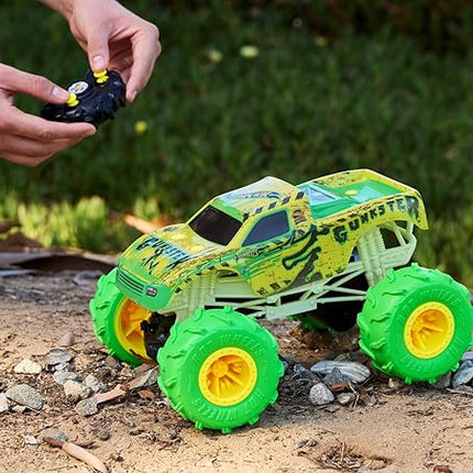Hot Wheels Monster Trucks RC Toy, Remote-Control 1:15 Scale Gunkster, Glows in The Dark & has Terrain Action Tires with Off-Roading Capability